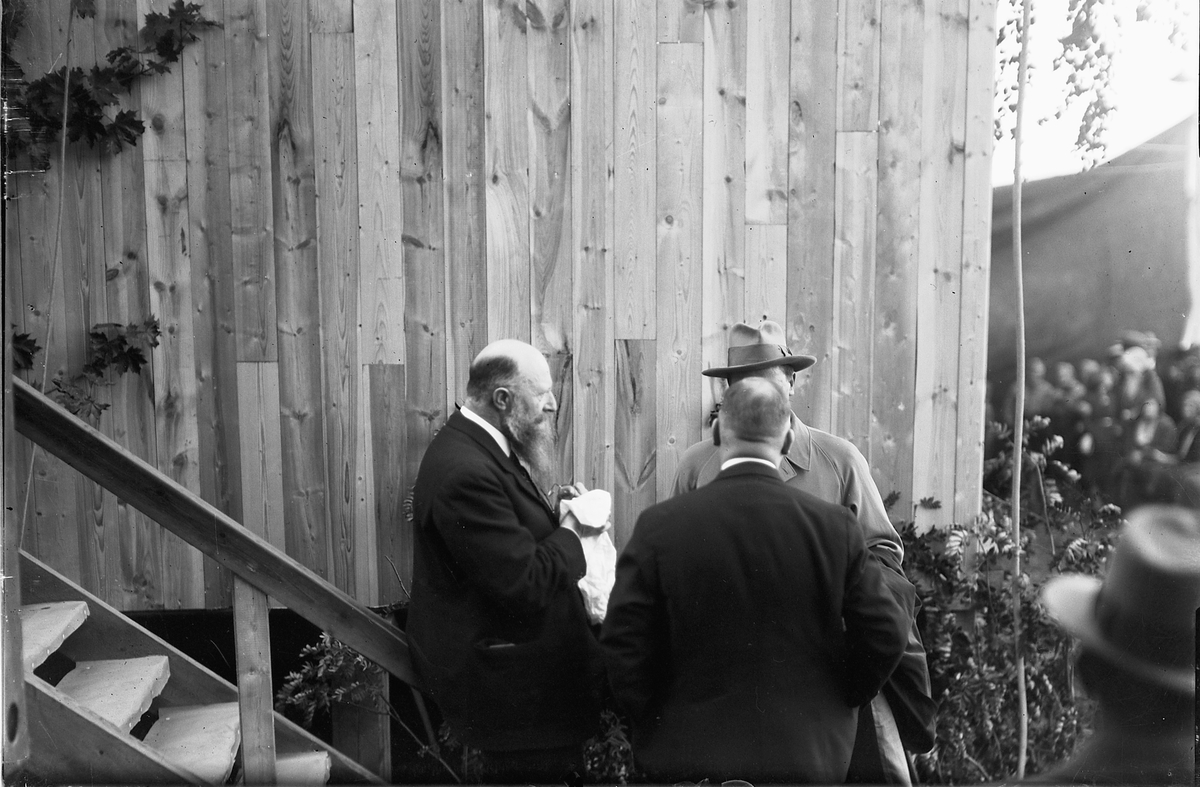 NORDISK STATSMINISTERMØTE PÅ DOMKIRKEODDEN, Hamar. TV. DANMARKS STATSMINISTER THORVALD STAUNING, M. RYGGEN MOT FOTOGRAFEN REDAKTØR BÜHRING-DEHLI. 