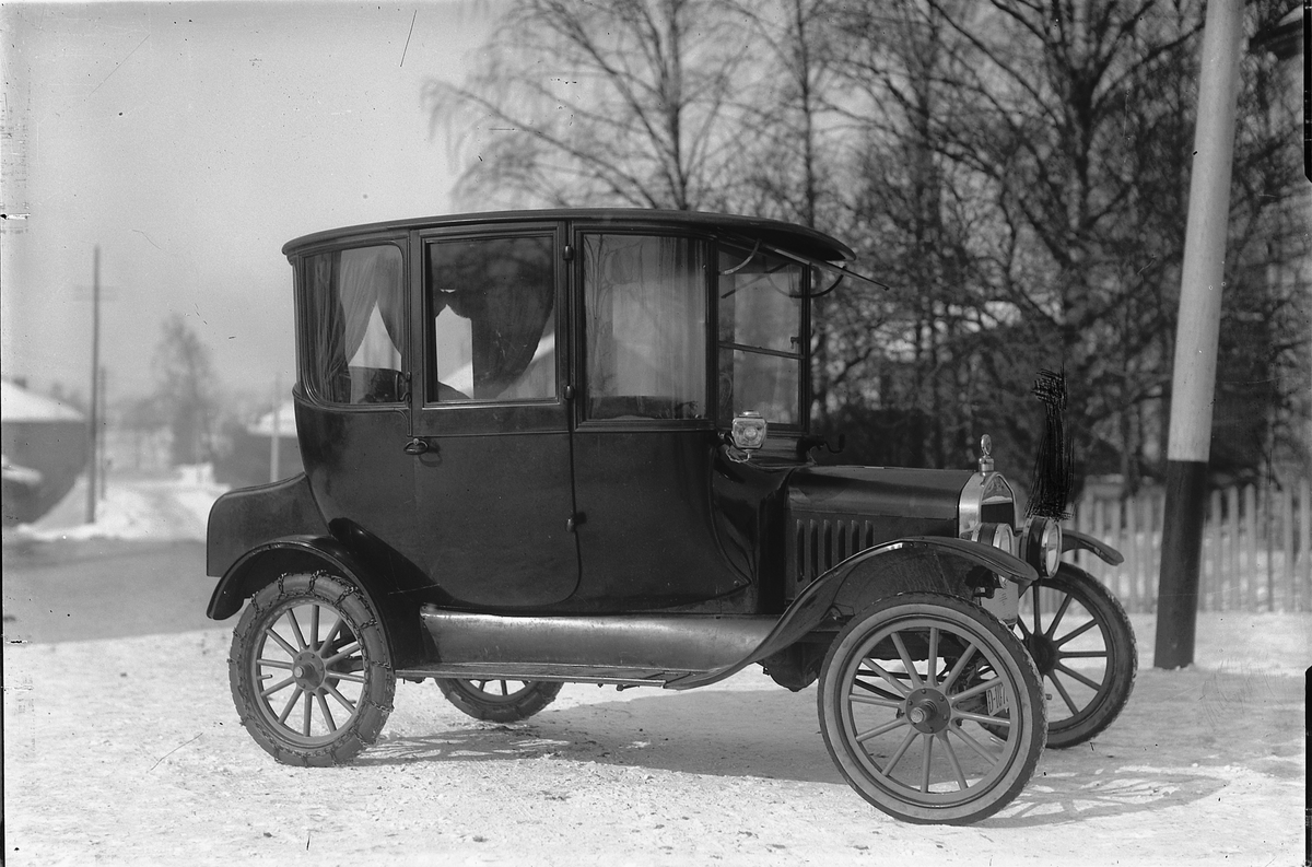 Hamar, Martodden, Kreftings Verksted, tidligere A/S Norseng Vognfabrikk kjøpt av ingeniør Johan Krefting i 1924 for drive bilreparasjoner, karrosseriverksted, sadelmaker og lakerverksted og de fortsatte med å produsere Norsengs vognfabrikk-produkter, en Ford T modell Center Door Sedan med registreringsnummer D-107 som tilhørte gårdbruker Knut Benningstad i Løten, kjetting på bakhjulene, antatt levert av byens Ford forhandler Oplandske Automobilforetning,