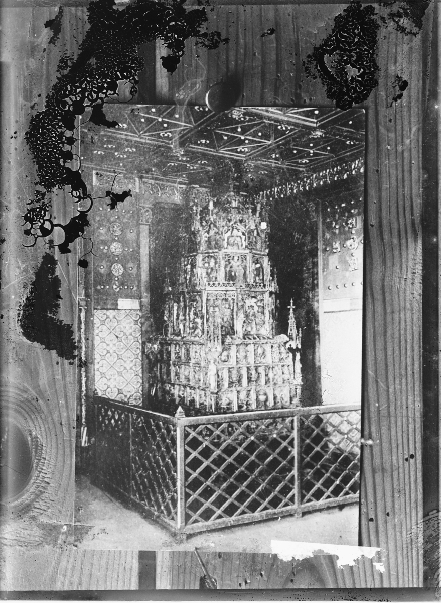 Avfotografering. Relikvieskrin eller alter i kirke. 