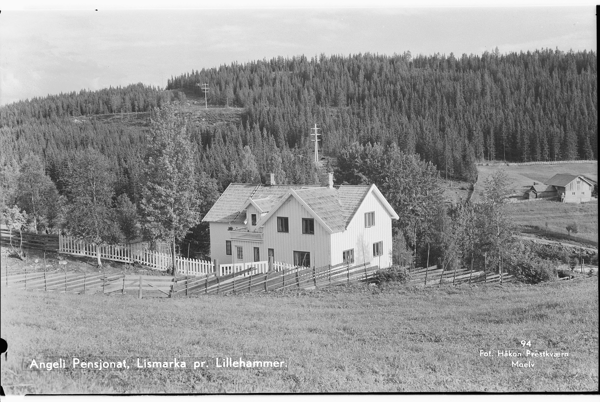 Ringsaker, Lismarka, Angeli pensjonat, eier Emma og Arve Bakken bygde stedet i 1940, overnatting,14 senger,