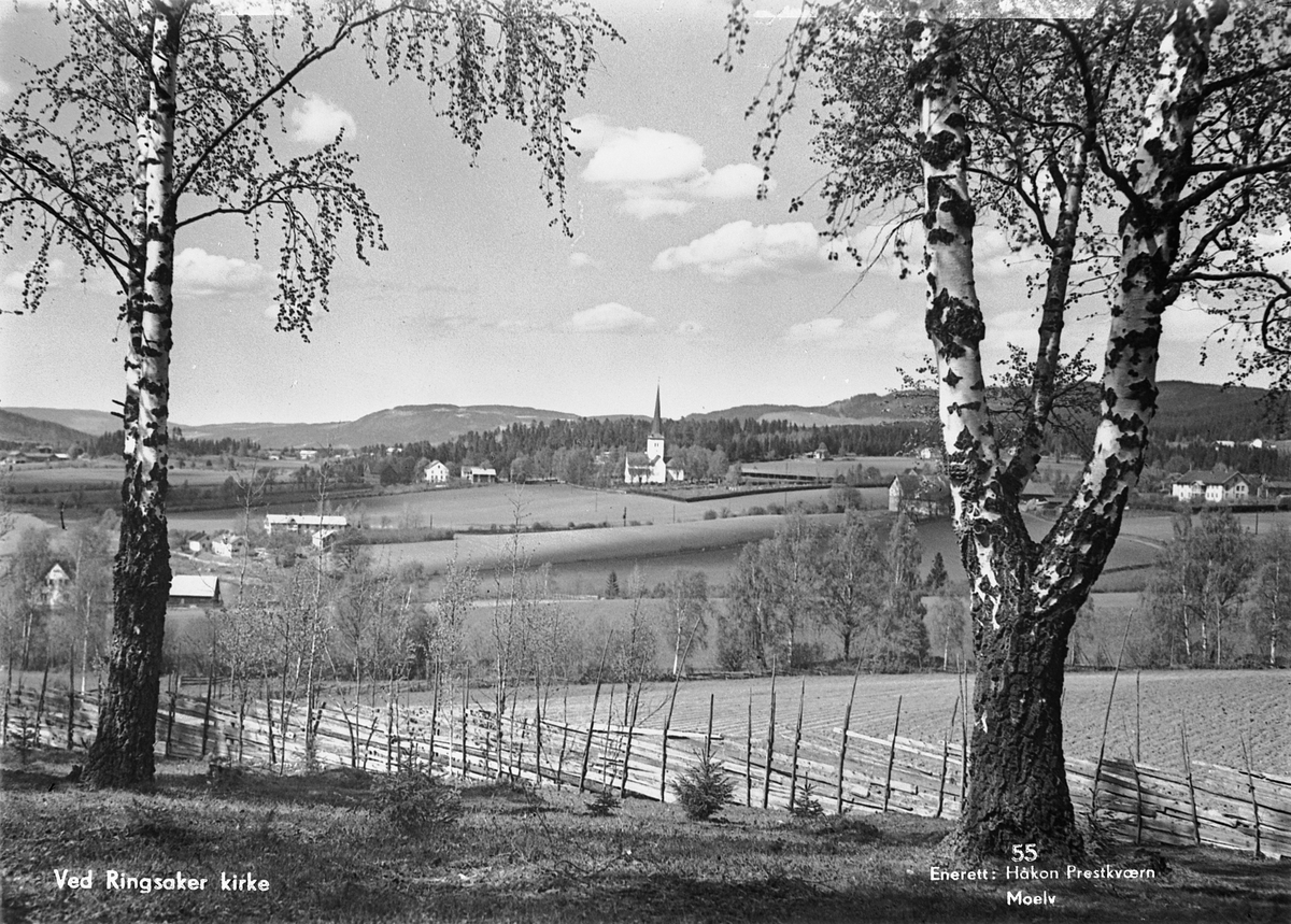 Ringsaker, Kirkebygda, fra venstre: Ringstrand, Ringsaker prestegård, Ringsaker kirke, Vesleringsaker, Tingvang i høyre bildekant, Postkort, i forgrunnen skigard,