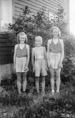 GRUPPE 3 BARN, Bjørg Sigfrid Almlid (gift Stokke), Olav Almlid og Aud Almlid (gift Sandbekk). Bildet er sannsynligvis tatt i hagen deres på Ring. 