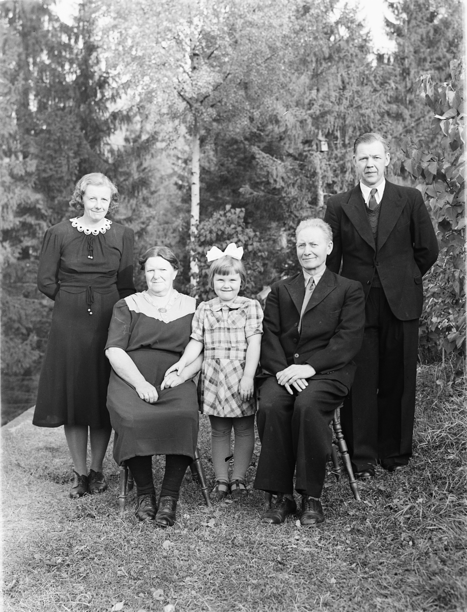 ANNA OG MATHIAS ELVSVEEN MED SØNNEN JOHAN, SVIGERDATTER SIGNE OG BARNEBARNET ANNE MARIE ELVSVEEN.