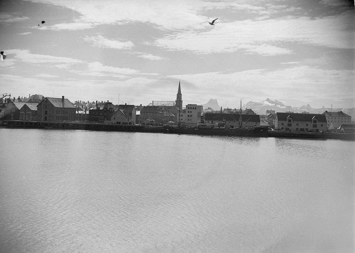 Bodø havn med Bodø kirke og Børvasstindan i bakgrunnen