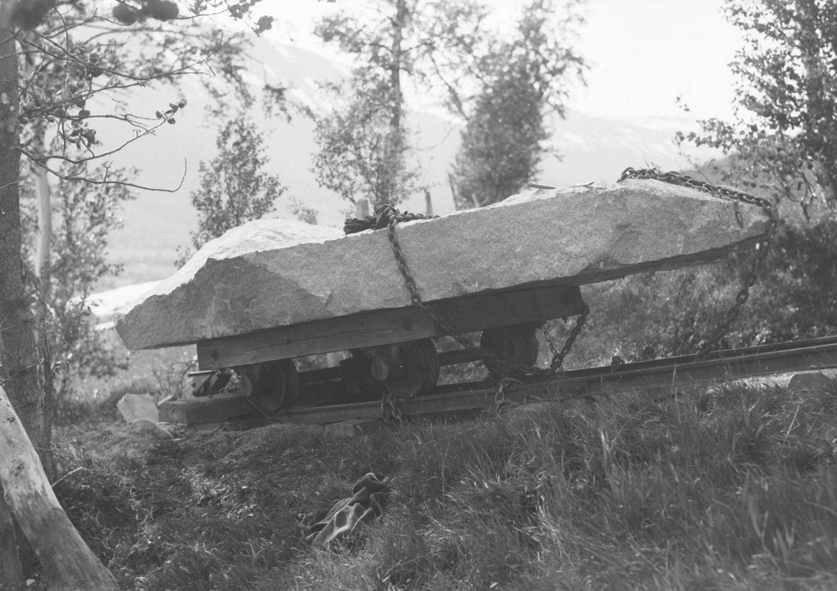 Transport av bauta over Bjørnstjerne Bjørnson opp til hans  fødested, Bjørgan prestegård i Kvikne