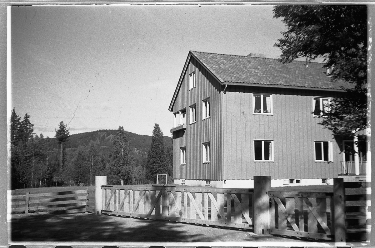 Ukjent hus med gjerde. Ring?