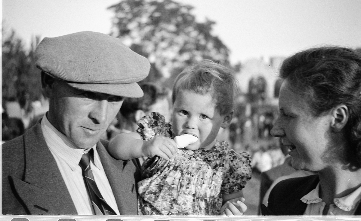 Hamar, Domkirkeodden, Erling Olsen, Kari Olsen spiser is og Kirsten Olsen. Domkirkeruinene i bakgrunnen.