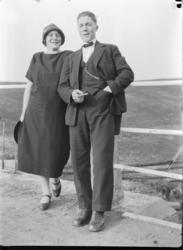 Ukjent kvinne og mann foran et rekkverk.