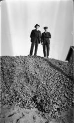 To menn på en grushaug.
