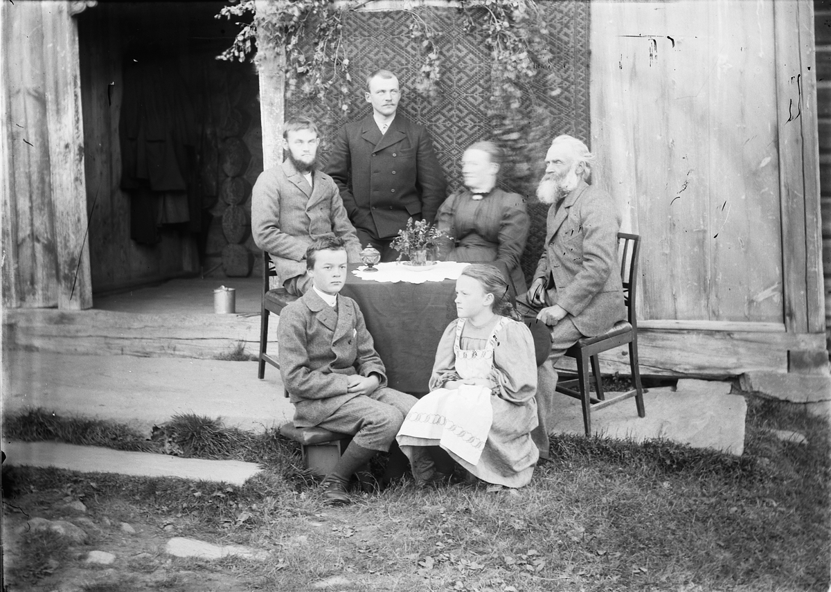 Vågå kommune, Nordigard Blessom gård, gruppe 6 personer familien Horne ca 1898. Bak fra høyre: stortingsmann Christian Antonsen Horne (1838 -1912), Marit Paulsdatter Romundgard gift Horne (1851-1950), barna: Aasmund Horne (1873-1934) stående: Thor Horne (1876-1901) sittende med skjegg. Foran fra venstre: Harald Horne (1884-1957) og Helga Marie Horne (1887-1957) 
Christian Antonsen Horne fra Romedal kjøpte Nordigard Blessom i 1875, satt på Stortinget for Venstre i 1883, ordfører i Vågå 1884-1886, sammen med Christopher Bruun etablerte Horne den første folkehøgskolen i Gudbrandsdalen på gården Romundgard i Sel i 1867,