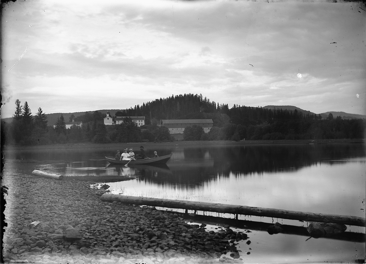 Ringsaker, Stein gård før brannen i 1897, familie i robåt på Mjøsa i forgrunnen,