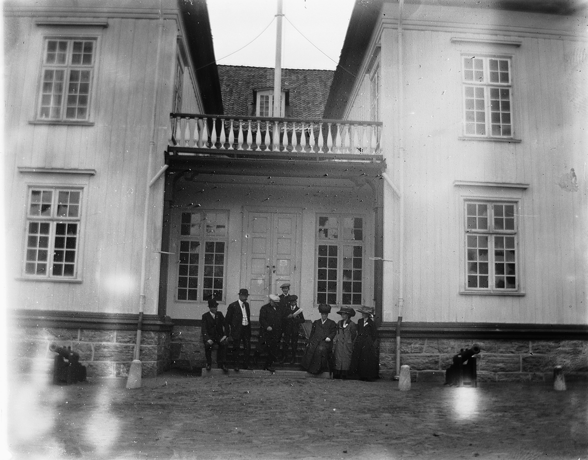 Gruppe menn og kvinner utenfor Eidsvollbygningen. 