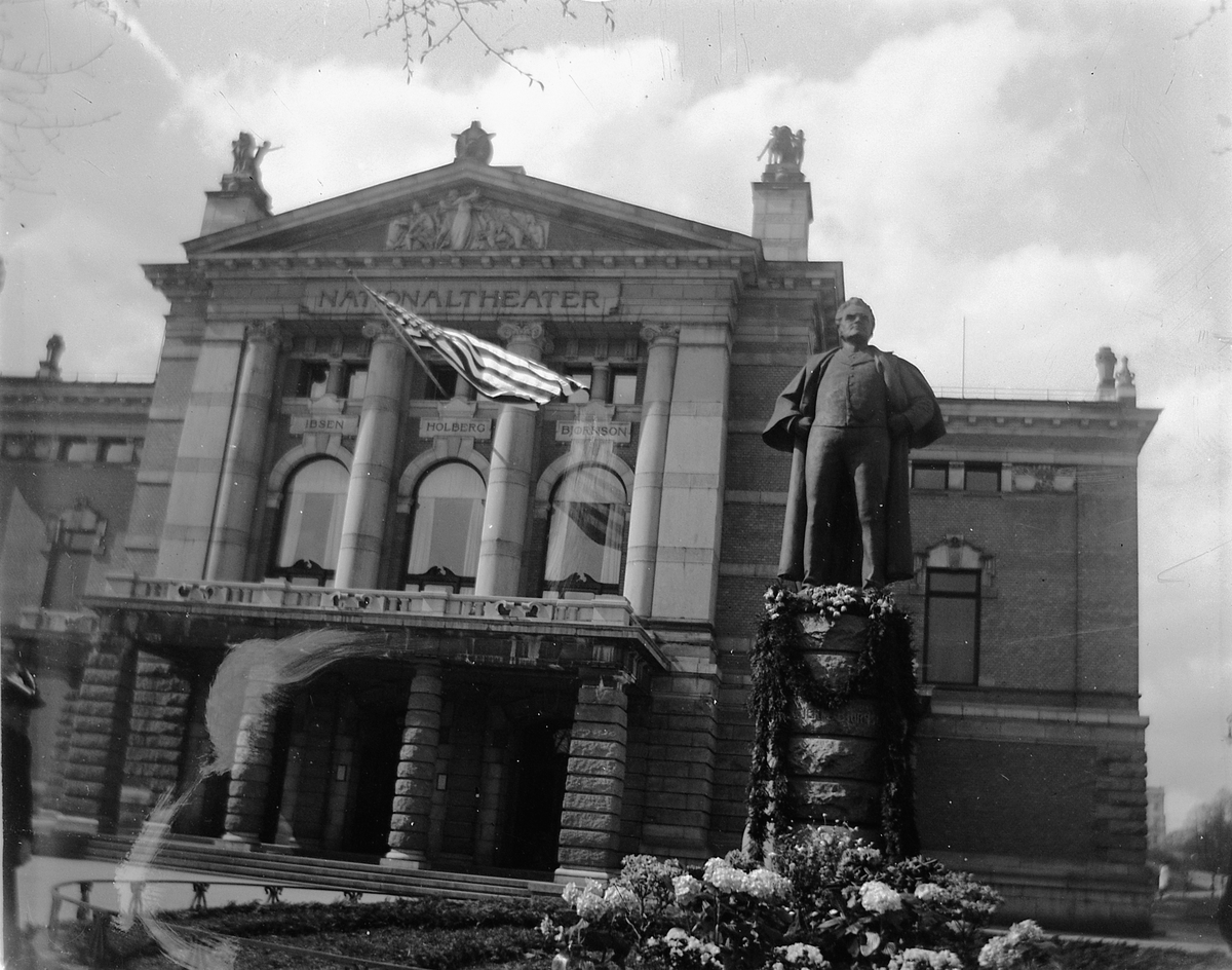 NATIONALTHEATRET, OSLO, BJØRNSONSTATUE