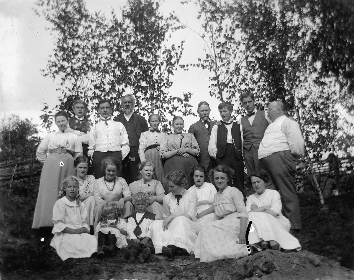 Stor gruppe kvinner, menn og barn. Stående bak til venstre: Lovise Johannessen.
Stående bak til høyre: Olaus Johannessen. Ole Maurud,nn, Paul Maurud, Ingeborg Maurud (søster til Lovise).
Sittende fra høyre: Louise Johannessen.
Sittende nr 3 fra venstre med stort mørkt kjede er Aagoth Morbech.
Sittende nr 2 fra venstre med knapperad på blusen; Anna Marie Johannessen
Kanskje er dette en frikirkeutflukt ca 1905-6.