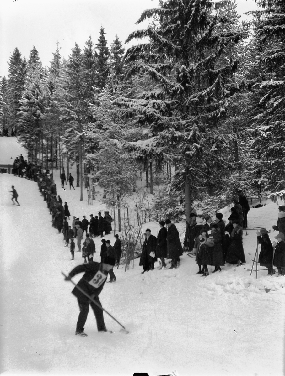 Skihoppere og deltagere under et hopprenn. 