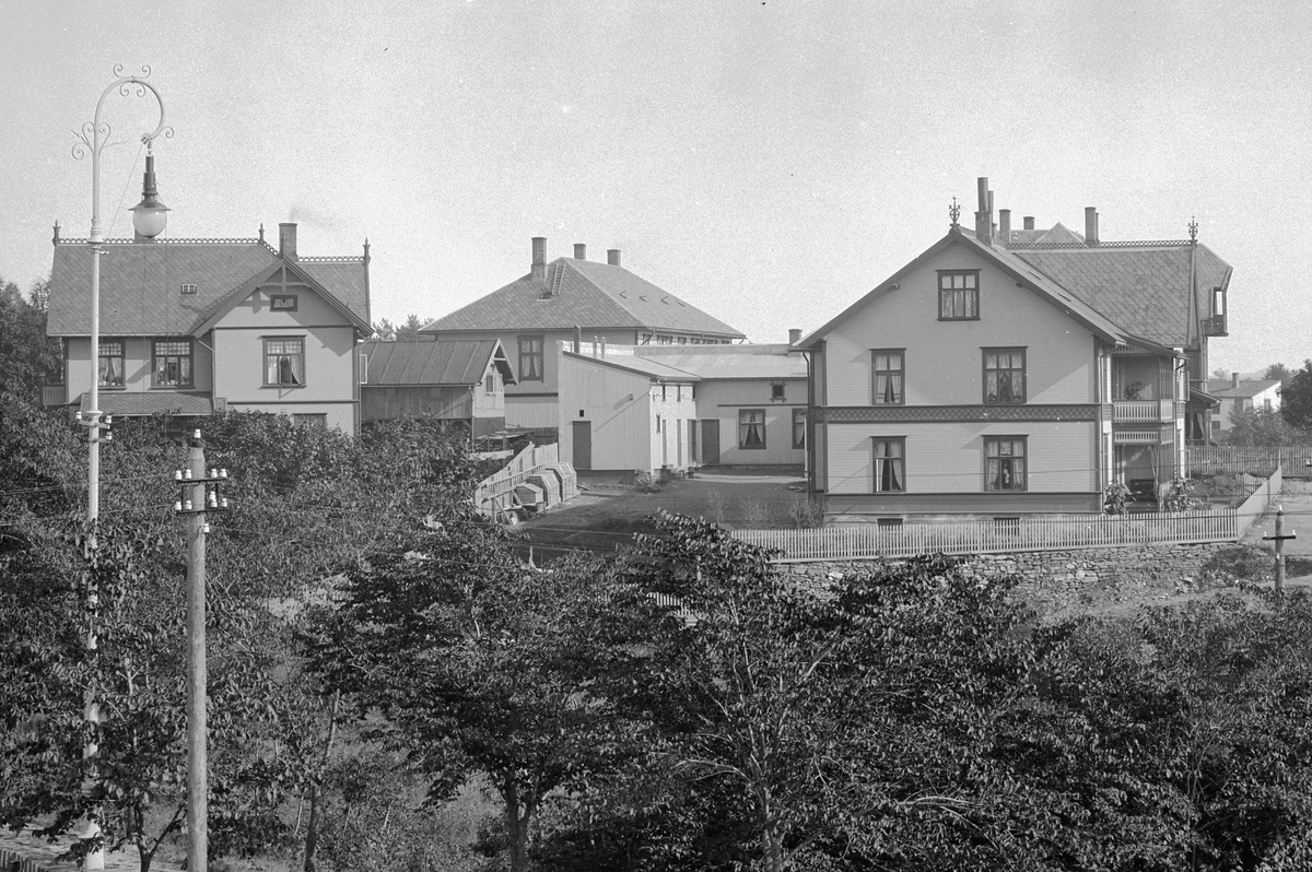 Hamar, St. Olavs gate 60, huset til venstre Parkgata 51, (utsnitt HHB-08713) Parkgata 51 var tidligere Sverdrups gate 23, bolig oppført for lærer- skoleinspektør: Elias Trætteberg (1864-1951) tegnet av Hamargutten Leif Jenssen (1879-) i 1901, "Trættebergvillaen",