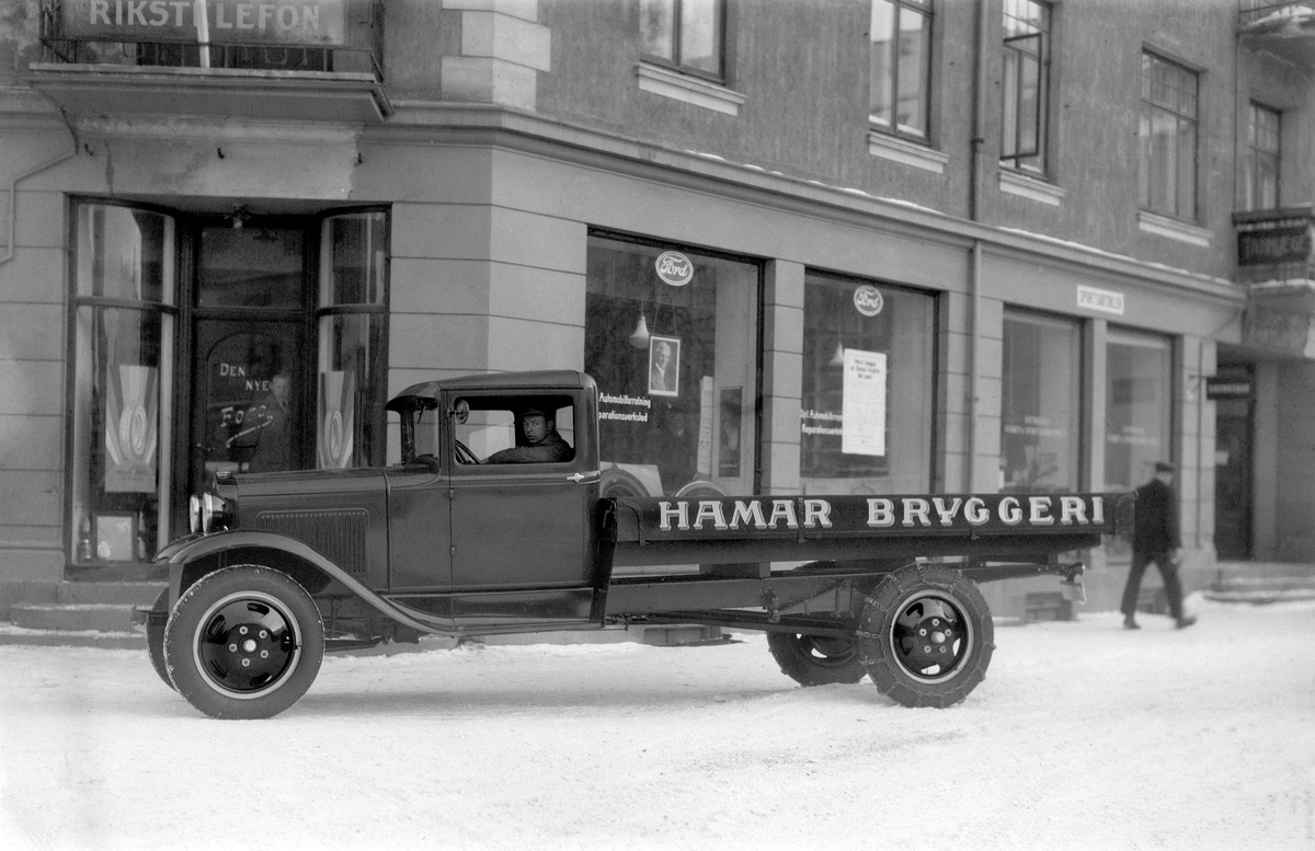 Hamar, Torggata 13, Oplandske Automobilforretning, etablert i 1923, bilforhandler av Ford i Hamar, en lastebil Ford AA 1930-31 modell med originalt amerikansk førerhus, eier Hamar Bryggeri, Tidligere: Oplandske Automobilforretning & Reparationsverksted,