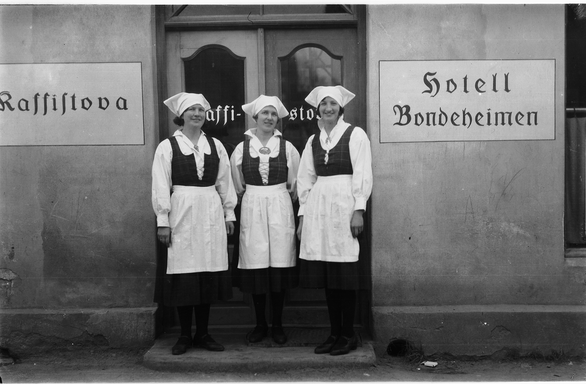 Ansatte ved Kaffistova, Hotell Bondeheimen, Vangsvegen 33 i Hamar. 