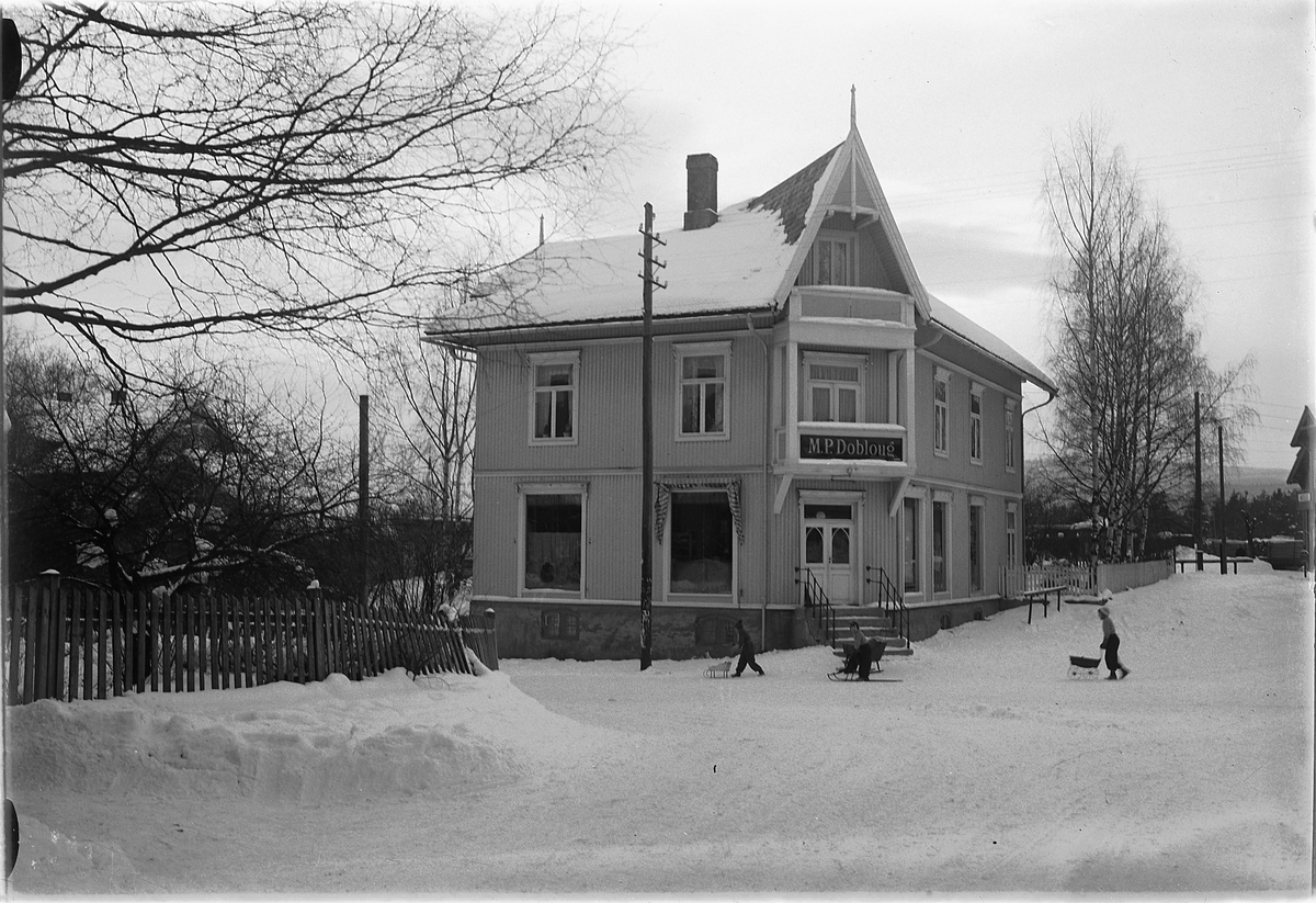 Ringsaker, Moelv sentrum, Storgata 114, bygd som apotek i 1904, Apotekergården bygd for apoteker Christian Fredrik Møllerup Dessen, (apoteker i Ringsaker apotek i perioden 1899 til 1911), M. P. Dobloug  etablerte forretning her i 1916,