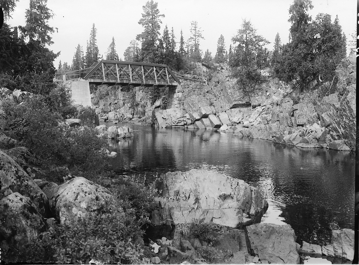 Ringsaker, Ringsakfjellet, Åstadalen, bru over Åsta, ved Bjønnåsen ?