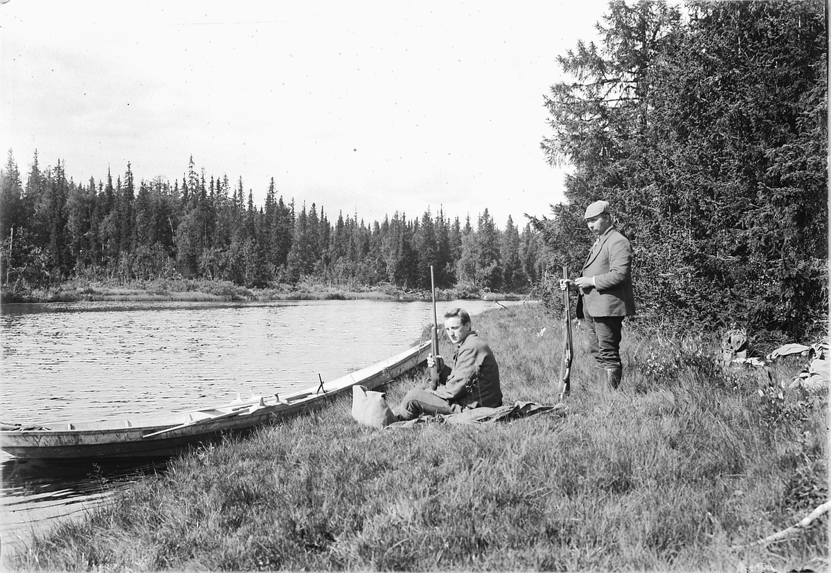 Ringsaker, Ringsakfjellet, jakttur i Åstadalen, Åsta. til høyre lensmannsfullmektig Harald J. Røed (1892- 1966) og til venstre lensmannsbetjent Per Baakind (1898-1987), robåt, gevær,
