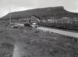 En bil på veien ved Skeikampen i Gausdal. Seter, skigard, gj