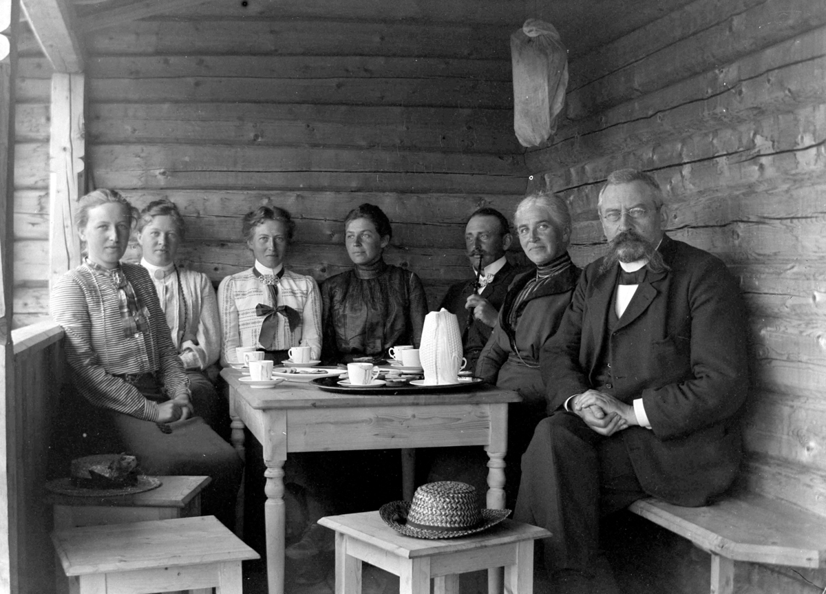 Ringsaker, Ringsakfjellet, Gammelskolla, Kaffeselskap på veranda i Skriverstua, Bredalhytta. Første hytte som ble bygd i Philske sameie i 1901, Fra venstre er Antonette Tulla Ring gift Hersoug (1883-), Wilhelmine Mimi Løken (1876-1953), Antonette Lally Ring gift Skappel (1877-), Helga Bredal (1877-) født Bugge gift med Peter Bredal (1872-1922) og  Gjertrud Marie Bredal (1840-) født Ravn gift med sorenskriver Peter Elieson Bredal (1827-1908)