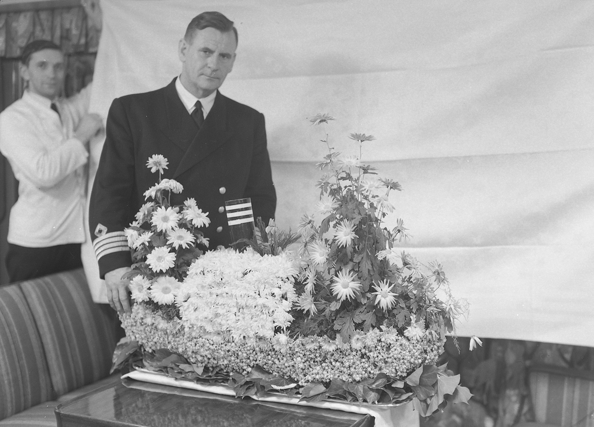 Kaptein Njål Kolbenstvedt på Bergenske Damskipsselskaps nye båt Midnattsol