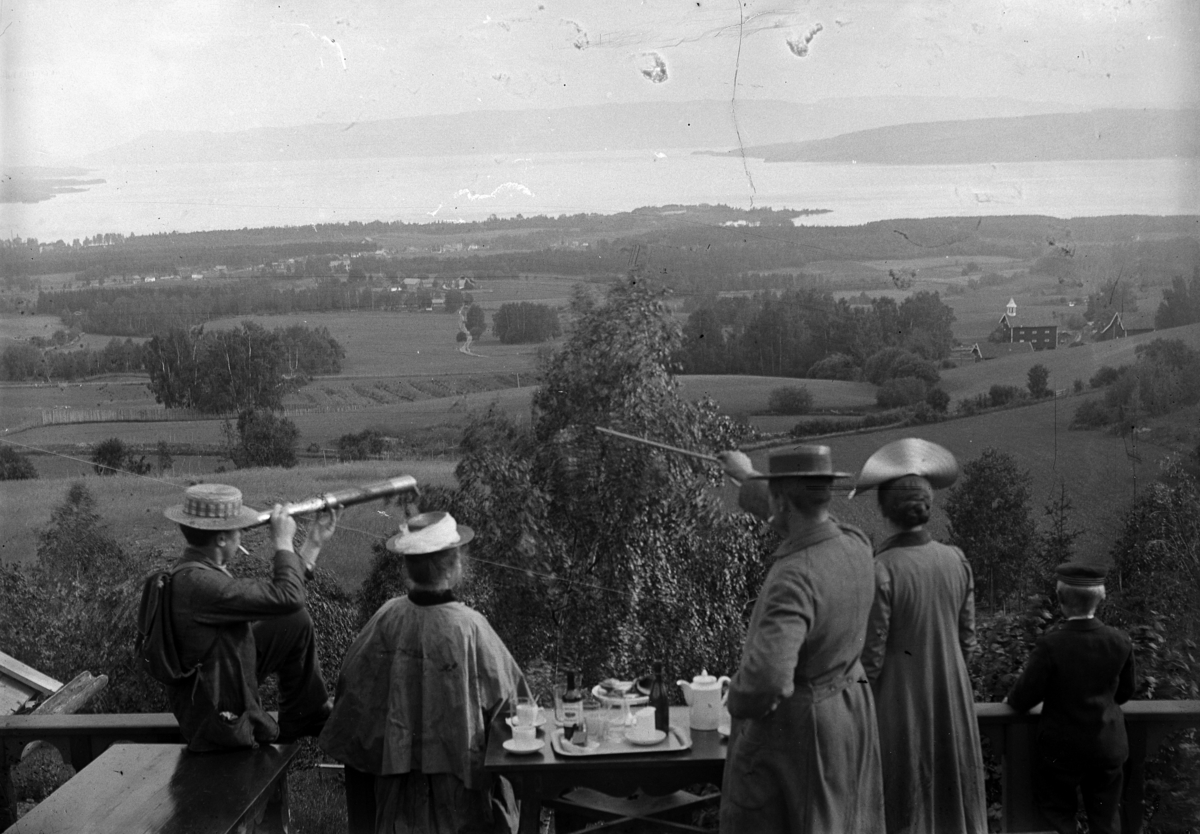 Ringsaker, Furnes, Sportsstua på Alhaug, oppført av Peder Larsen Alhaug (1870-1935) P. L. Alhaug i 1898,
Skistua på Alhaug, senere Hedmarktoppen, Utsikt mot Hamar. Gruppe 5 ukjente med kikkert, uteservering. stabburet på Hol gård til høyre,