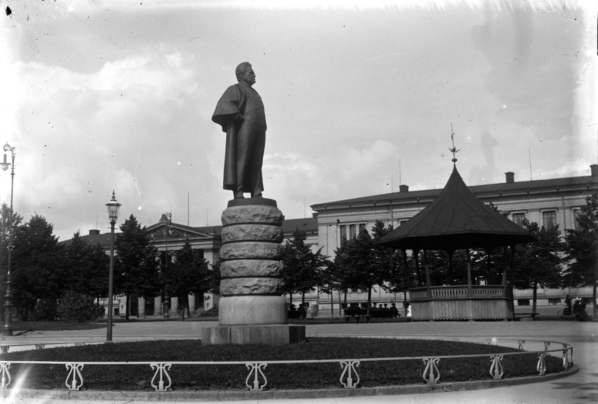 Oslo, Statue av Bjørnstjerne Bjørnson foran Nationaltheatret i Studenterlunden lagd av Stephan Sinding, avduket i 1899. musikkpaviljong