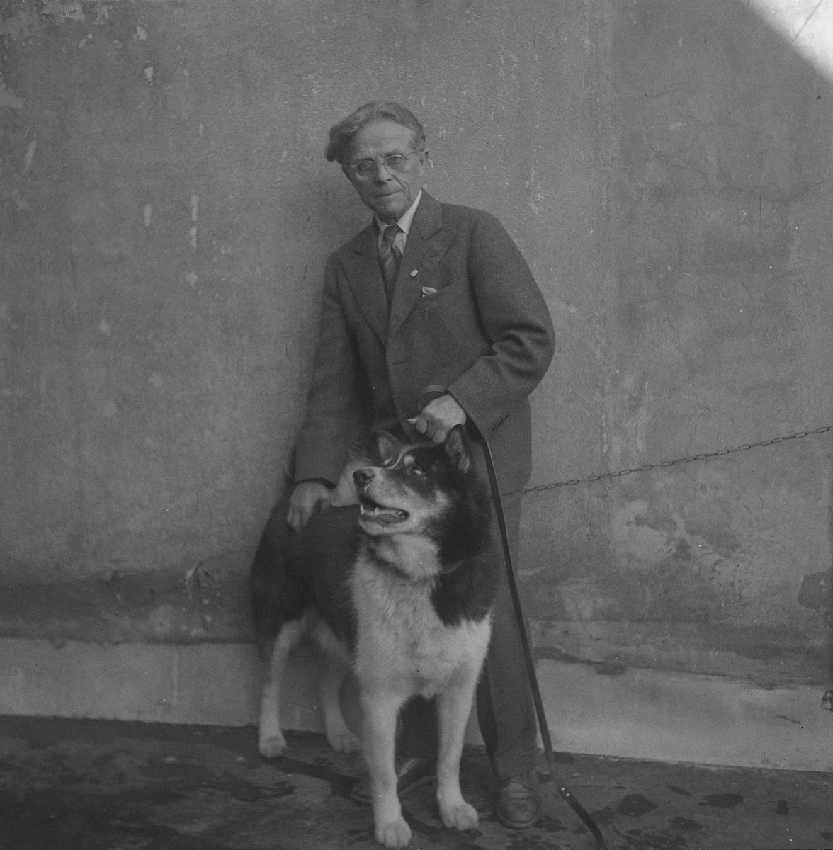 Leonhard Seppala med hund på taket av Kreditbanken