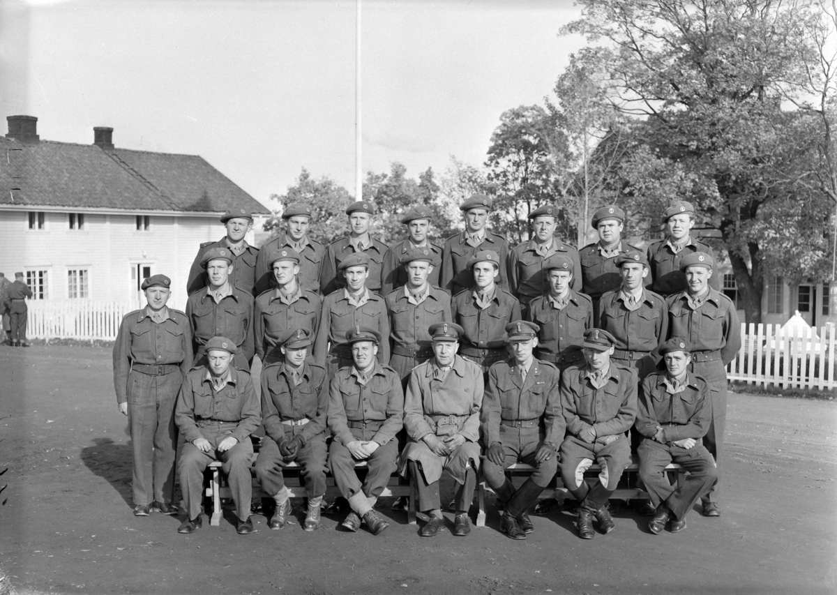 Østre Toten, Starum leir, militær øvelse for veterinærfenrikker, Hærens veterinærtjeneste, befal, Dk. Vestlandet, Trøndelagkompaniet, kokkekurs, riding, gruppebilder