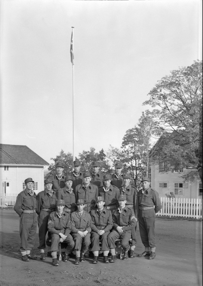 Østre Toten, Starum leir, militær øvelse for veterinærfenrikker, Hærens veterinærtjeneste, befal, Dk. Vestlandet, Trøndelagkompaniet, kokkekurs, riding, gruppebilder