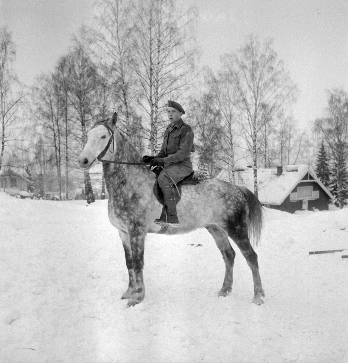 Militære, Starum ekserserplass, diverse kurs og diverse portretter, 1950. Starum. 


Bilde nr. 1: Fenrik Raassum, nr. 2: fenrik Midtbø, nr. 3: sersjant Grini, nr. 4: sersjant Mo, nr. 5: R. Løkken. 

Bilde nr. 6 til 20: Ukjente menn på hester. 
Bilde nr. 21 til 23: Ukjente menn, bilde nr. 24: Sersjant Aabel. 
Nr. 27 til 30: Ukjente menn til hest. 