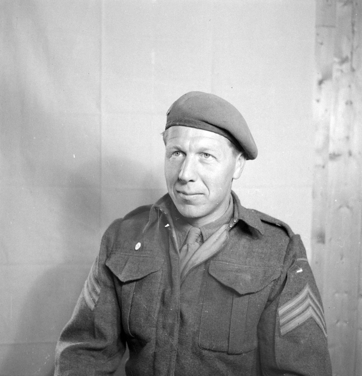 Militære, Starum ekserserplass, diverse kurs og diverse portretter, 1950. Starum. 


Bilde nr. 1: Fenrik Raassum, nr. 2: fenrik Midtbø, nr. 3: sersjant Grini, nr. 4: sersjant Mo, nr. 5: R. Løkken. 

Bilde nr. 6 til 20: Ukjente menn på hester. 
Bilde nr. 21 til 23: Ukjente menn, bilde nr. 24: Sersjant Aabel. 
Nr. 27 til 30: Ukjente menn til hest. 