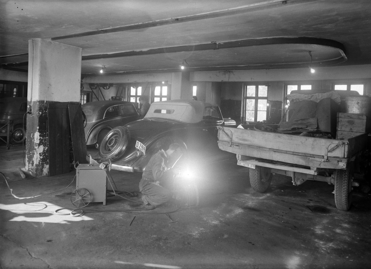 Hamar, Enggata 34, Oplandske Automobilforretning, Fordforhandler på Hamar siden 1923, bilmekanikkere i verkstedshallen, Fra venstre: Førkrigs DKW, Ford V8 cabriolet årsmodell 1935 modell med reg. nr. D-2414.