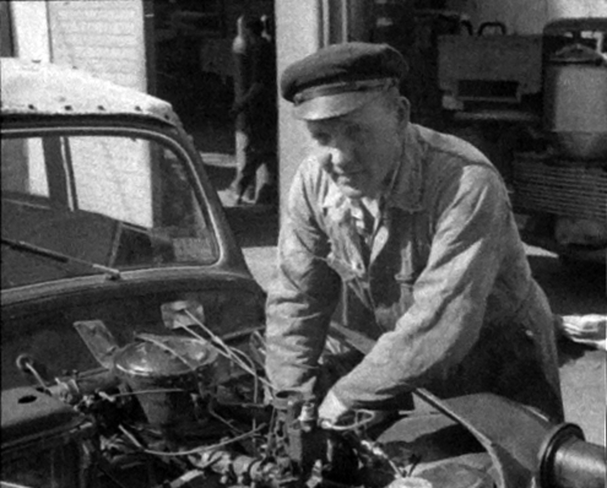 Hamar, Enggata 34, Oplandske Automobilforretning, etablert i 1923, bilforhandler av Ford i Hamar, Tidligere: Oplandske Automobilforretning & Reparationsverksted, ukjent bilmekaniker i arbeid med reparasjon av bil,  