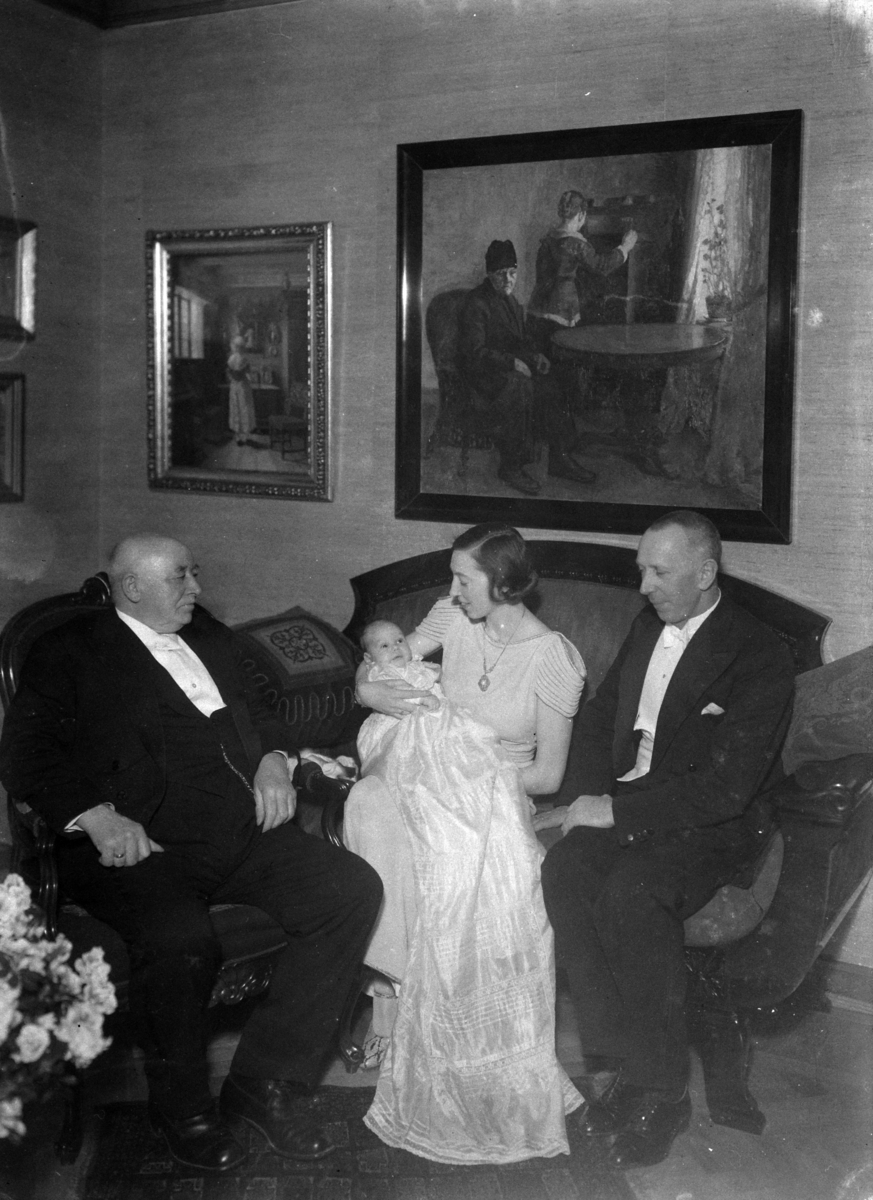 Hamar, Herman Frangs gate 11, hos kjøpmann Oscar Wiik,
foto1 og 2: ukjent, fru Signe Alvilde Wiik og svigerdatter Eva Wiik født Skappel med dåpsbarnet Ole Helge Wiik (1943-1991)
Foto 3: Eva Wiik født Skappel med dåpsbarnet Ole Helge Wiik (1943-1991)
Foto 4: Oldefar Ole Olsen Wiik (O. Wiik), Eva Wiik født Skappel med dåpsbarnet Ole Helge Wiik (1943-1991) og bestefar Oskar Wiik,
(faren til barnet var Gunnar Mørch Wiik sønn av Oskar Wiik)