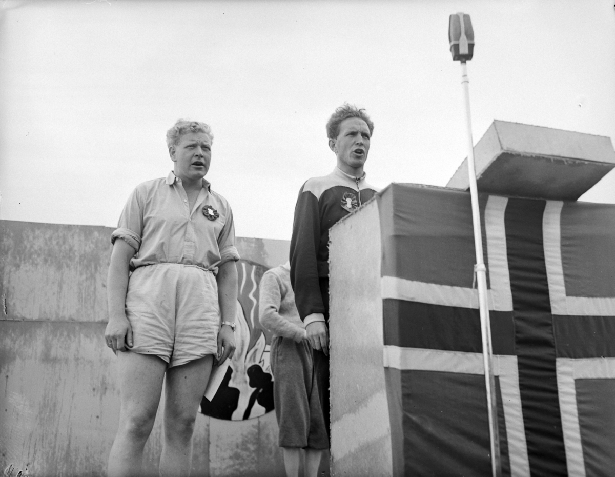 Hamar, Martodden, AUF, Arbeidernes Ungdomsfylking, Nordisk Sommerleir, 3500 nordiske og 10 spanske ungdommer var samlet. Teltleir, ungdommer, politisk tale, talerstol.