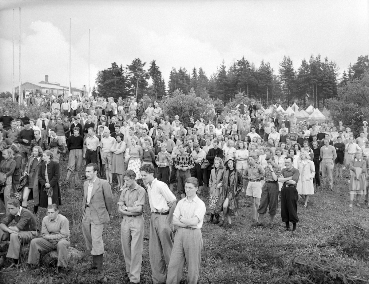 Hamar, Martodden, AUF, Arbeidernes Ungdomsfylking, Nordisk Sommerleir, 3500 nordiske og 10 spanske ungdommer var samlet. Teltleir, ungdommer, politisk tale, talerstol.