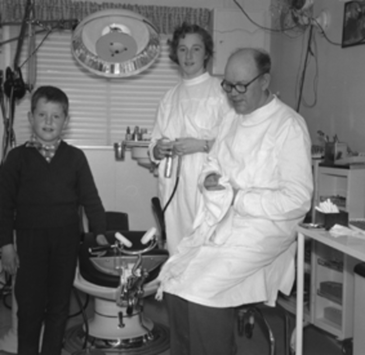 TANNLEGE REPPE MED ASSISTENT OG PASIENT