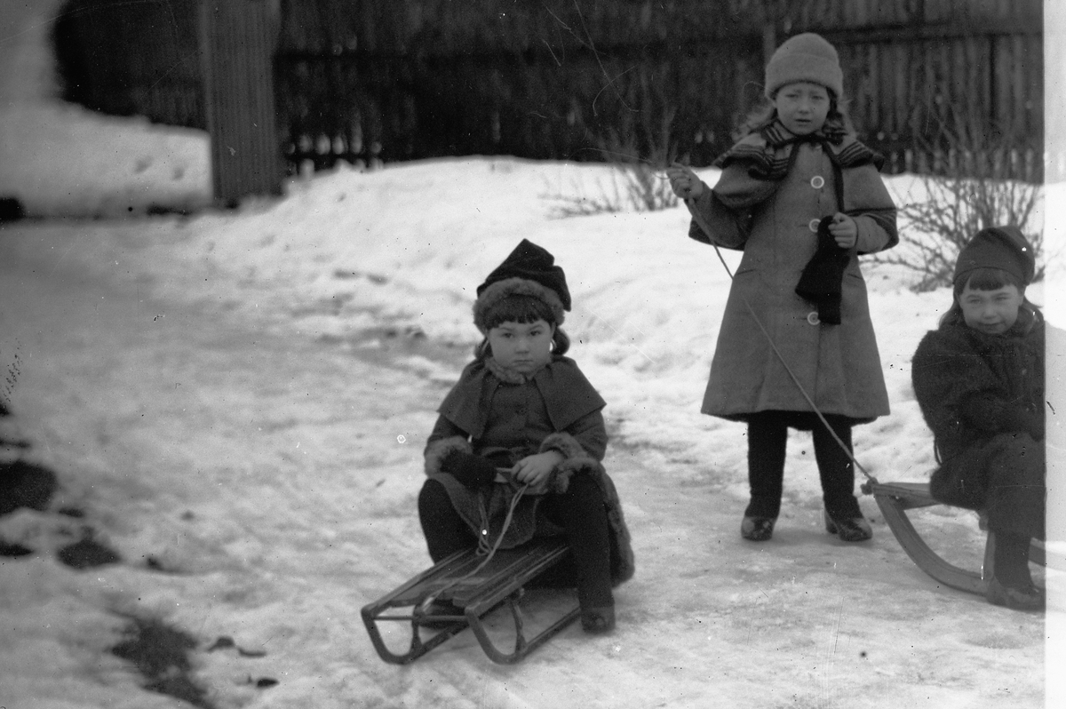 Drøbak, Heggedal, Johanne Dybwads vei 10, Torkildsbyen, Emma Skramstad og Ludvig Skramstads barn: Karen Skramstad (02.05.1889- 23.06.1943), Nathalie (Dibben) Skramstad (30.03.1891-18.01.1956) og Helga Skramstad (16.05.1892- ) utsnitt fra HHB-13664