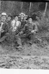 Familien Erichsen, gruppe ukjente menn og kvinne på tur i Fu