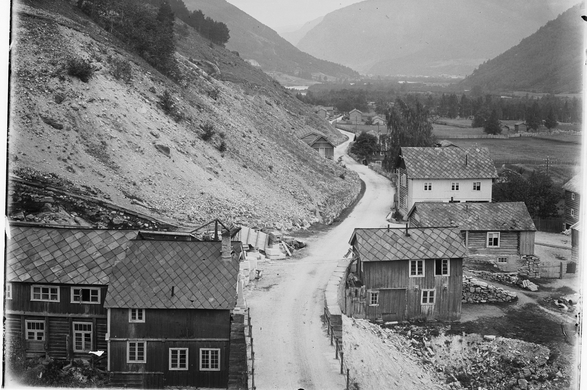 Oppland, Sel kommune, Stampen gård, Stampen mølle til venstre som hentet kraft fra elva Ula. hovedvegen gjennom Gudbrandsalen sett sørover mot Otta, senere riksveg 50, E-6,