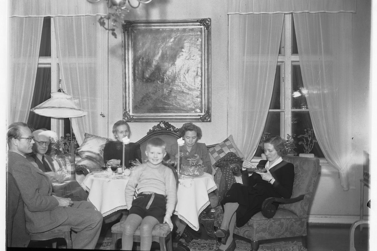 Fra venstre er Kjell Larsen, Ludvig Larsen, Borghild Larsen fra Brumunddal. Margit Larsen. Furnes. Hjørdis Erichsen. I forgrunn er Hans Erichsen. Hamar