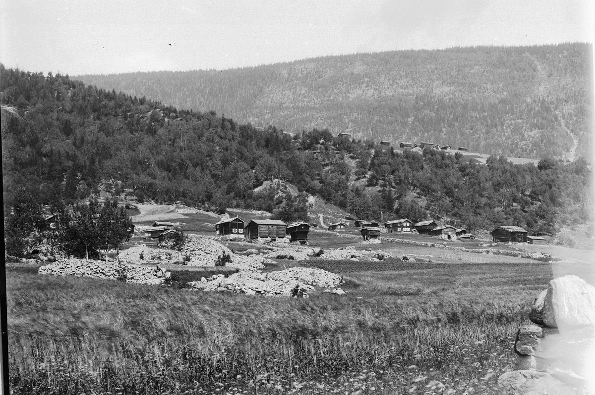 Ukjente  gårder i Gudbrandsdalen. Kan det være baksida mellom Vinstra og Kvam? Litt nord for hengebrua? 
Eller Fryasletta?