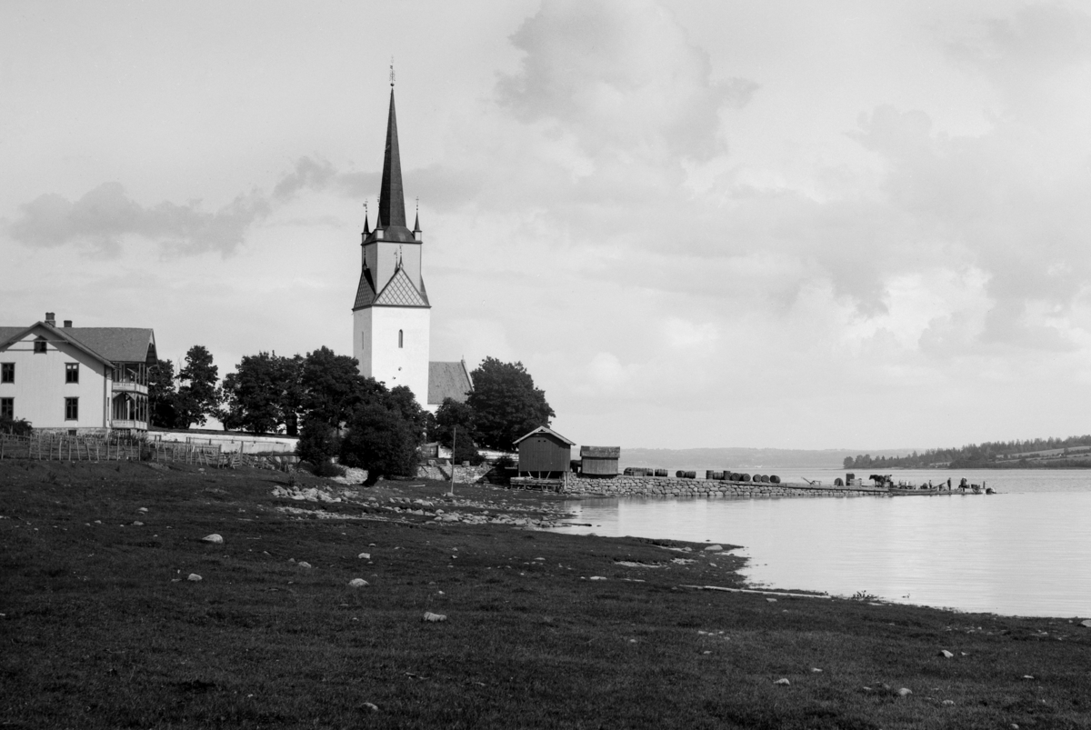 Nes kirke, Tingnes kommunehus og forsamlingslokale. Mjøsbåt på vei inn til brygga.