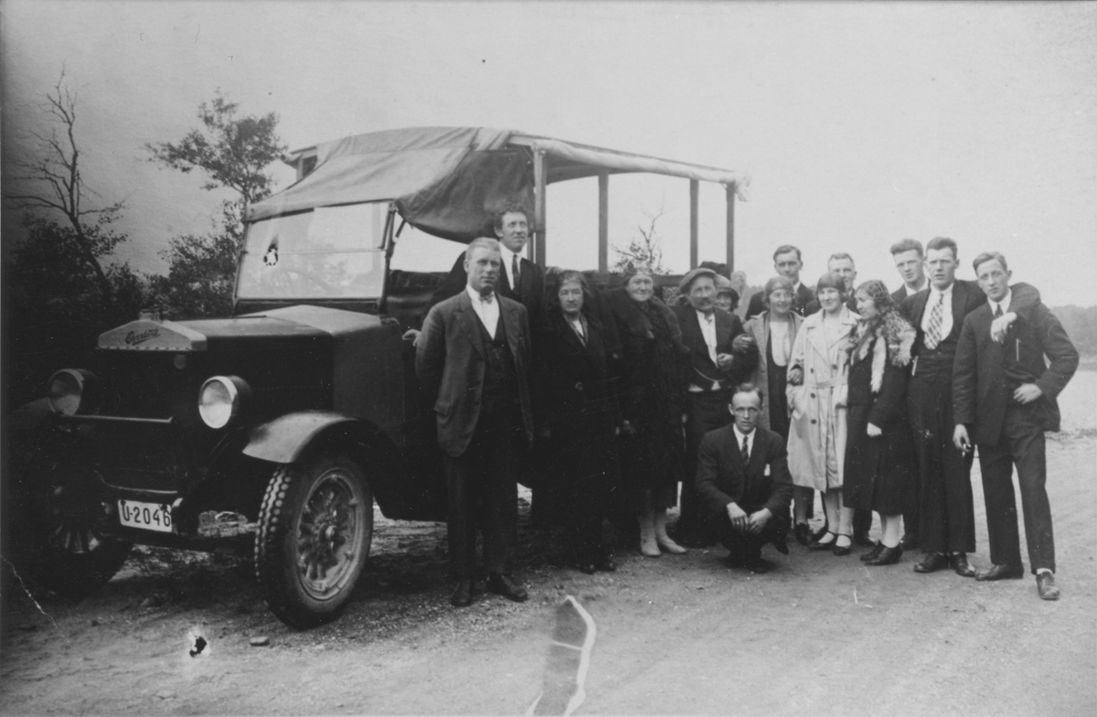 Mennesker på vei til Røros i en Overland lastebil med reg.nr. U-2046.