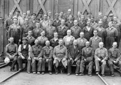 Arbeidere ved jernbaneverkstedet på Thamshavn.