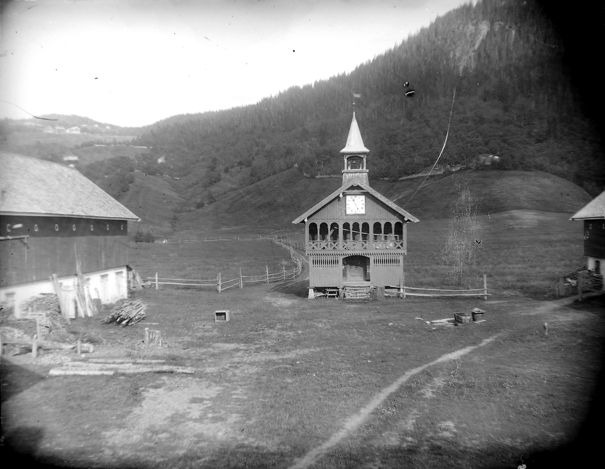 Stabburet og tunet på Follo gård i Orkdal.